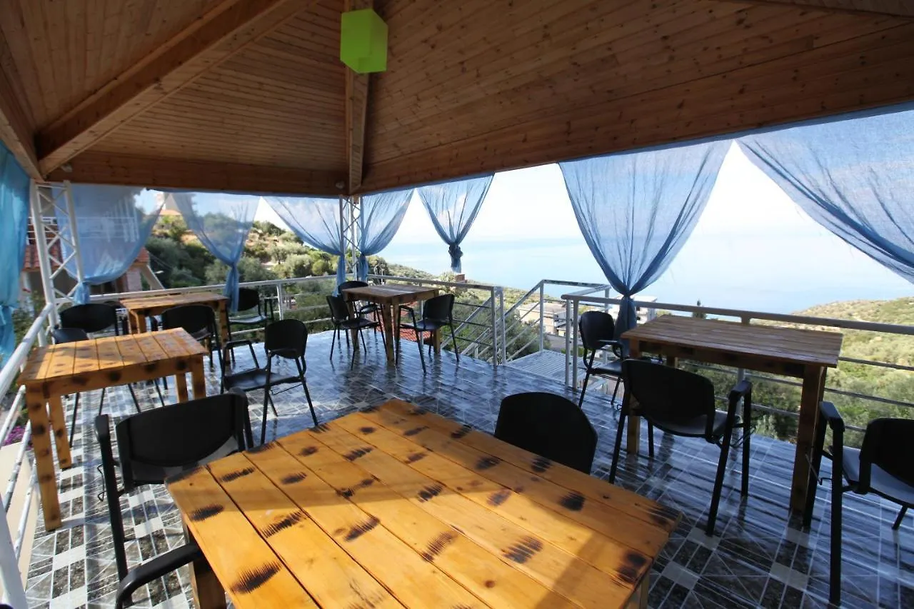 Vila Riza Veliu Piqeras 3*,  Албания