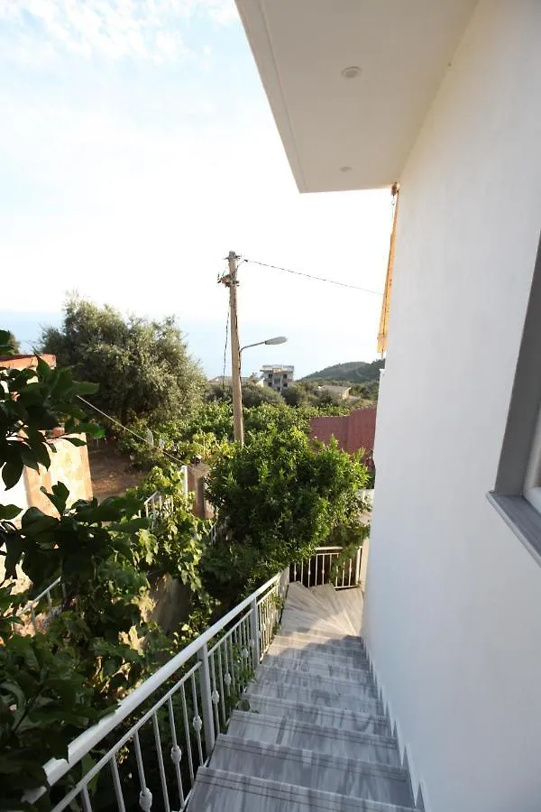 Vila Riza Veliu Piqeras 3*,  Албания