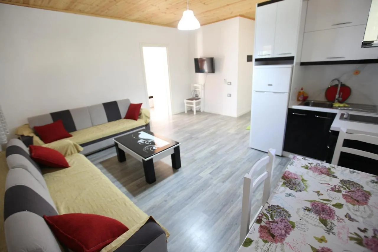 Vila Riza Veliu Piqeras 3*,