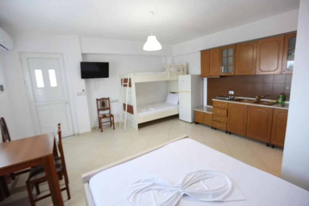 Vila Riza Veliu Piqeras 3*,  Албания