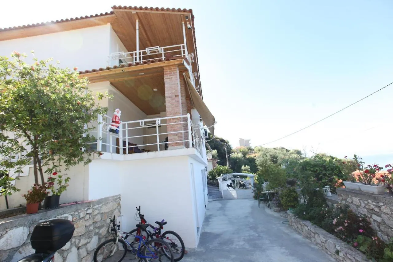 Vila Riza Veliu Piqeras 3*,  Албания